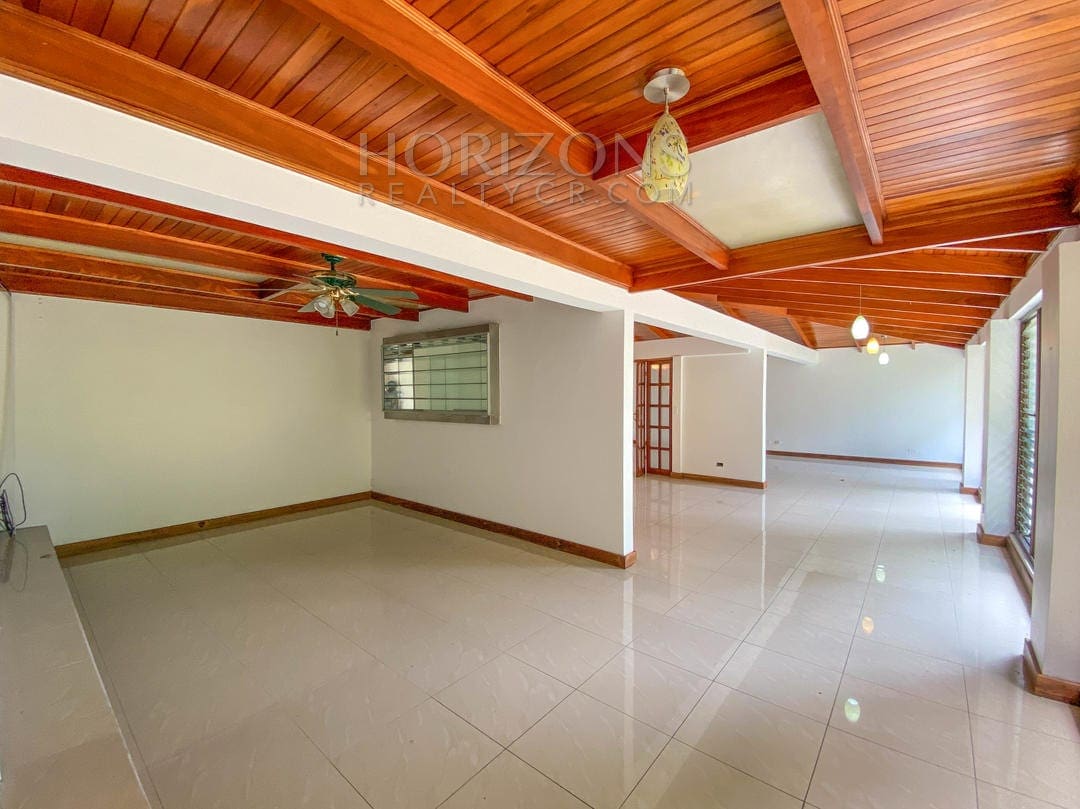AMPLIA CASA CURRIDABAT / 6 DORMITORIOS / PATIO / USO DE SUELO MIXTO  NOJ595