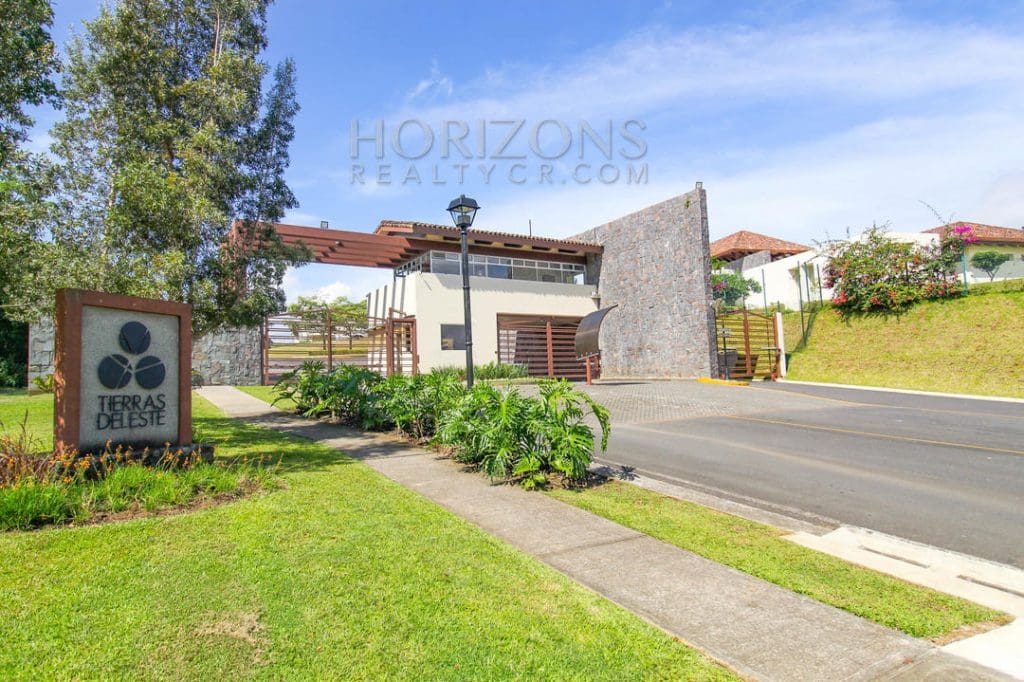 Venta De Lujosa Casa Con Patio Curridabat 4 Habitaciones / 5 Parqueos Noj601