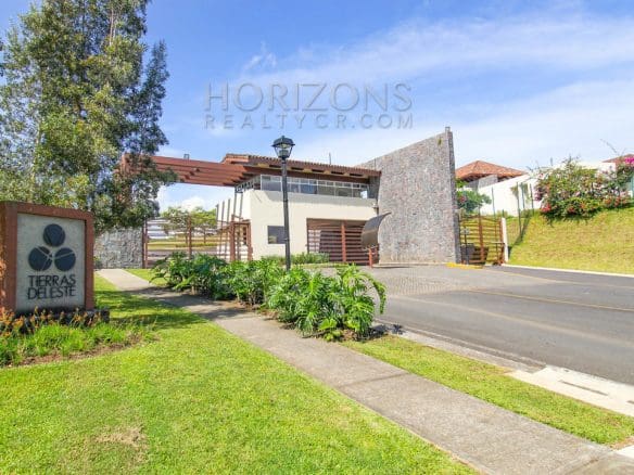 Venta De Lujosa Casa Con Patio Curridabat 4 Habitaciones / 5 Parqueos Noj601