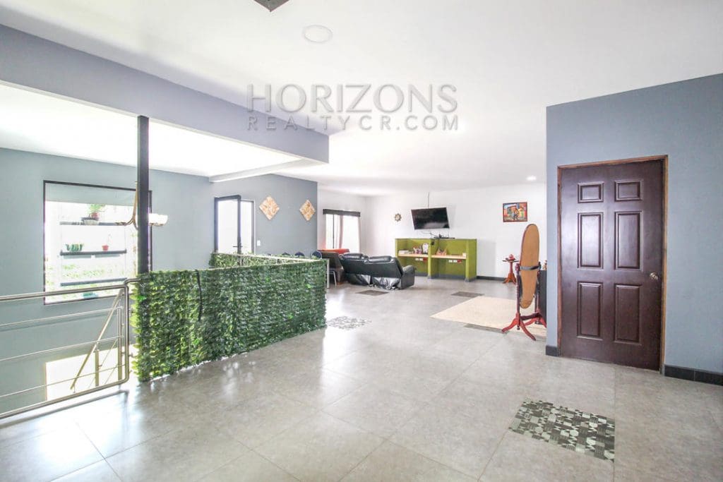 VENTA DE LUJOSA CASA CON PATIO CURRIDABAT 4 HABITACIONES / 5 PARQUEOS noj601