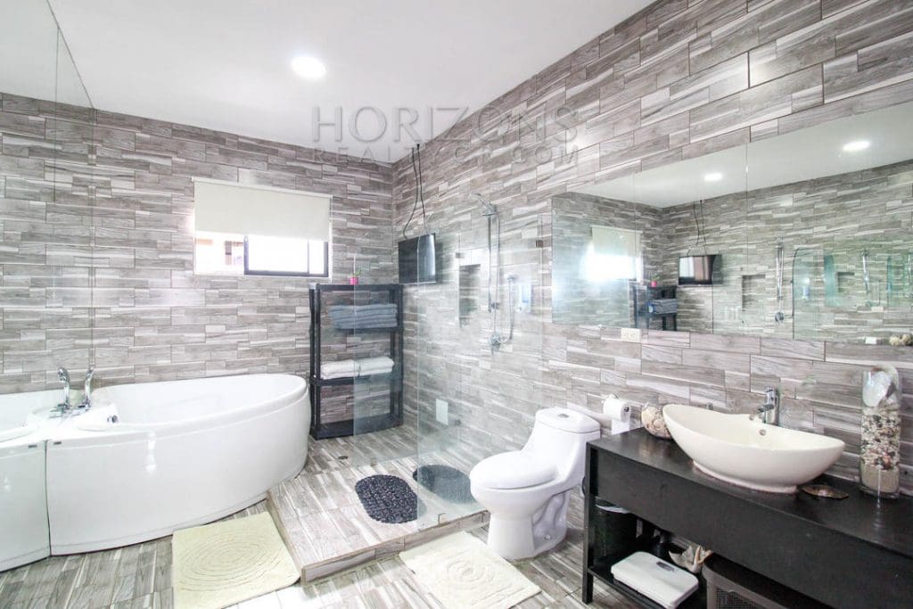 VENTA DE LUJOSA CASA CON PATIO CURRIDABAT 4 HABITACIONES / 5 PARQUEOS noj601