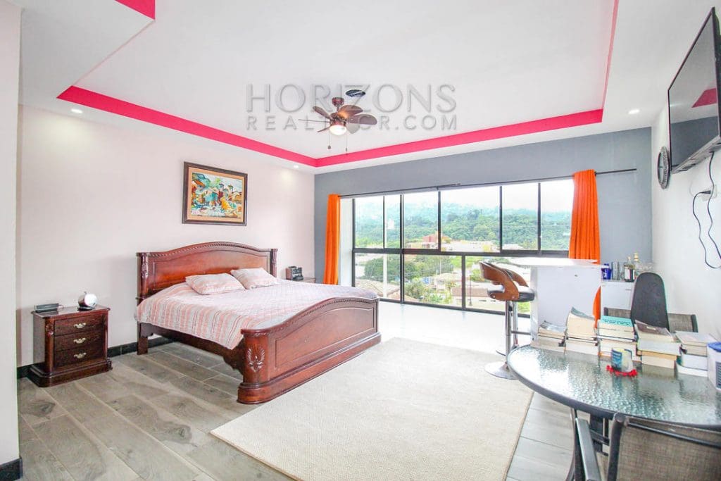 VENTA DE LUJOSA CASA CON PATIO CURRIDABAT 4 HABITACIONES / 5 PARQUEOS noj601