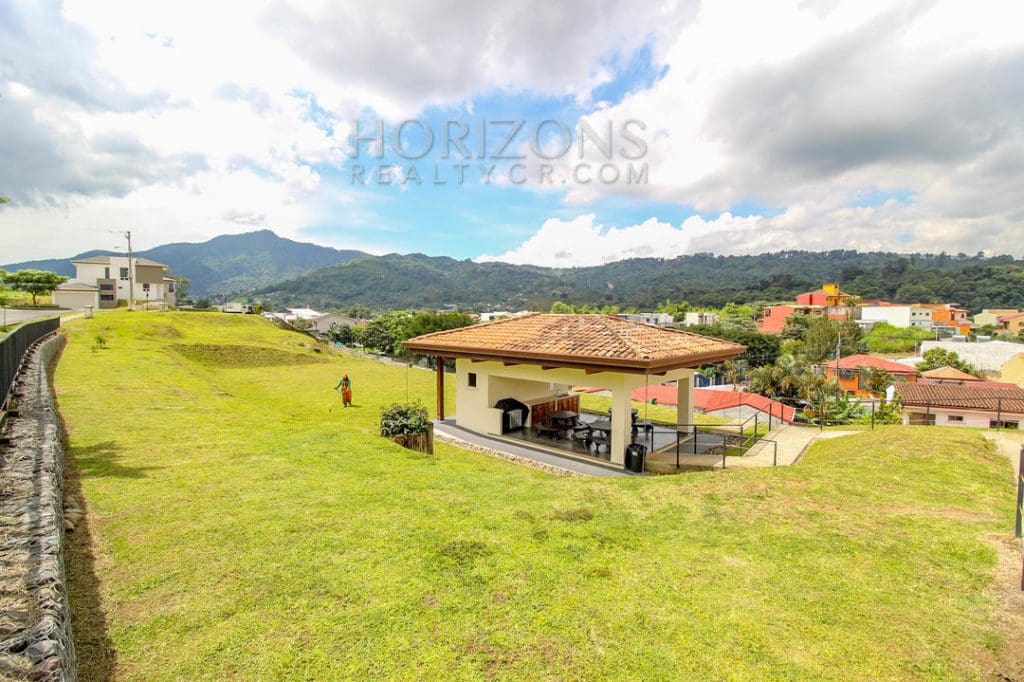 VENTA DE LUJOSA CASA CON PATIO CURRIDABAT 4 HABITACIONES / 5 PARQUEOS noj601