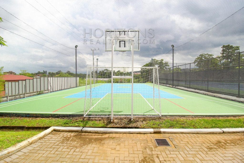 VENTA DE LUJOSA CASA CON PATIO CURRIDABAT 4 HABITACIONES / 5 PARQUEOS noj601