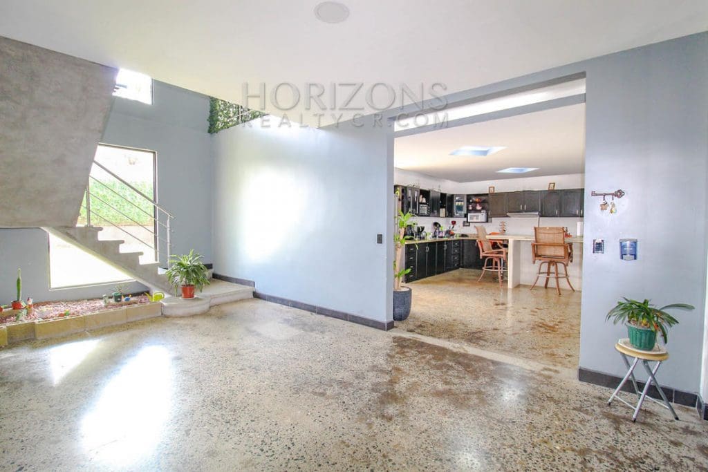 VENTA DE LUJOSA CASA CON PATIO CURRIDABAT 4 HABITACIONES / 5 PARQUEOS noj601