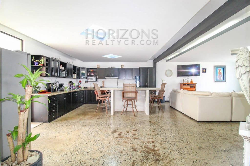 VENTA DE LUJOSA CASA CON PATIO CURRIDABAT 4 HABITACIONES / 5 PARQUEOS noj601