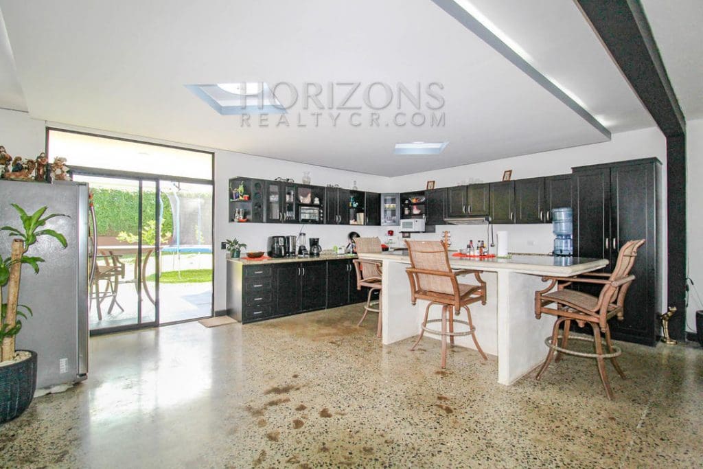 VENTA DE LUJOSA CASA CON PATIO CURRIDABAT 4 HABITACIONES / 5 PARQUEOS noj601