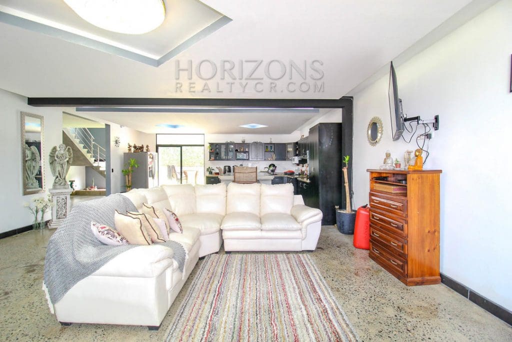 VENTA DE LUJOSA CASA CON PATIO CURRIDABAT 4 HABITACIONES / 5 PARQUEOS noj601