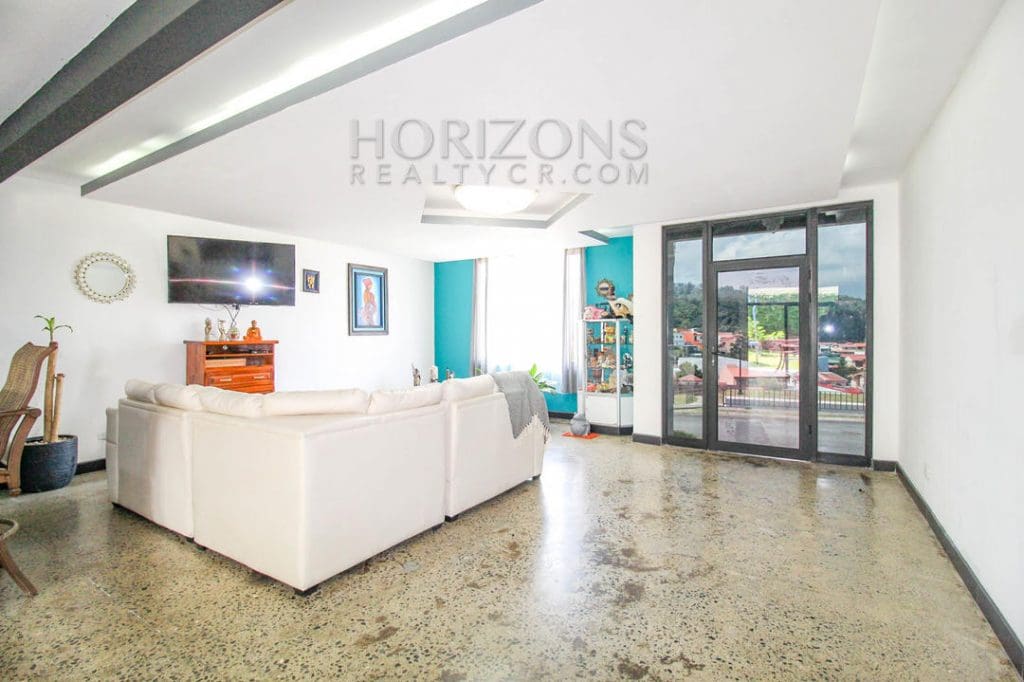 VENTA DE LUJOSA CASA CON PATIO CURRIDABAT 4 HABITACIONES / 5 PARQUEOS noj601