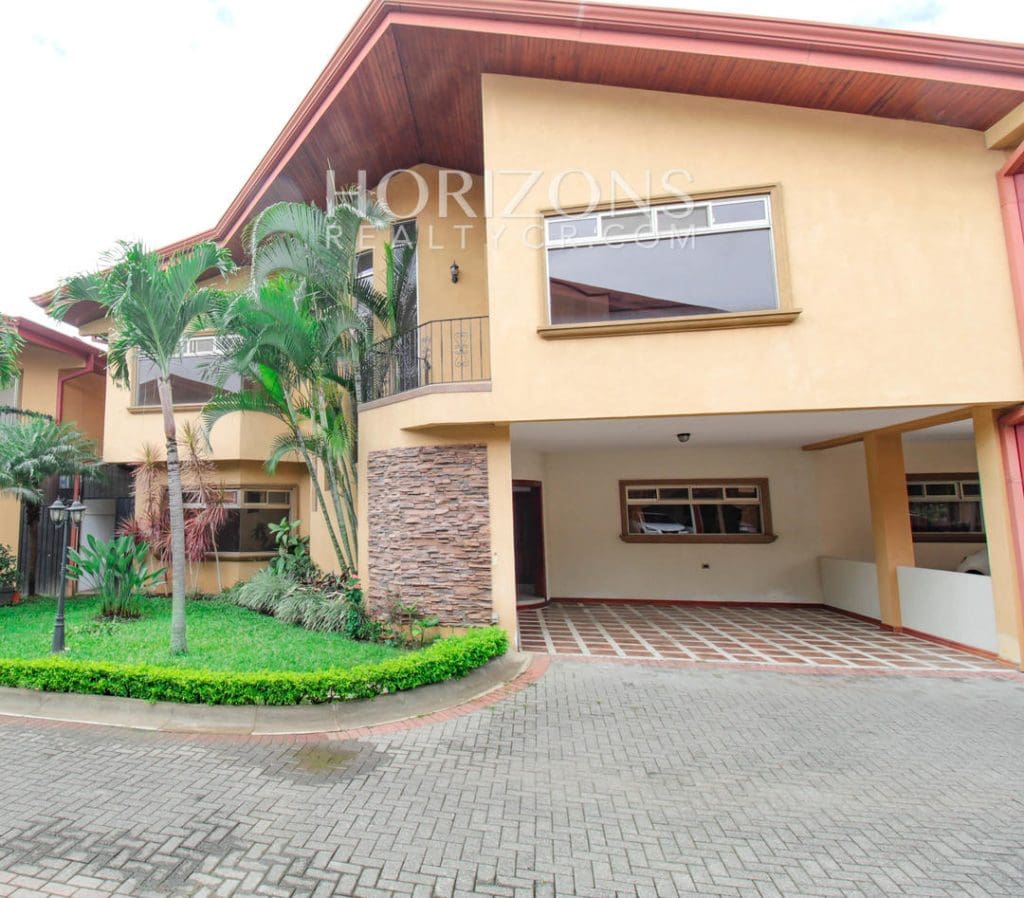 VENTA EN ESCAZÚ AMPLIA CASA 349M2 DE 3 HABITACIONES CON PATIO EN CONDOMINIO EN ESCAZU njv29