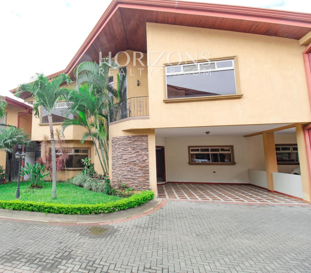 VENTA EN ESCAZÚ AMPLIA CASA 349M2 DE 3 HABITACIONES CON PATIO EN CONDOMINIO EN ESCAZU njv29