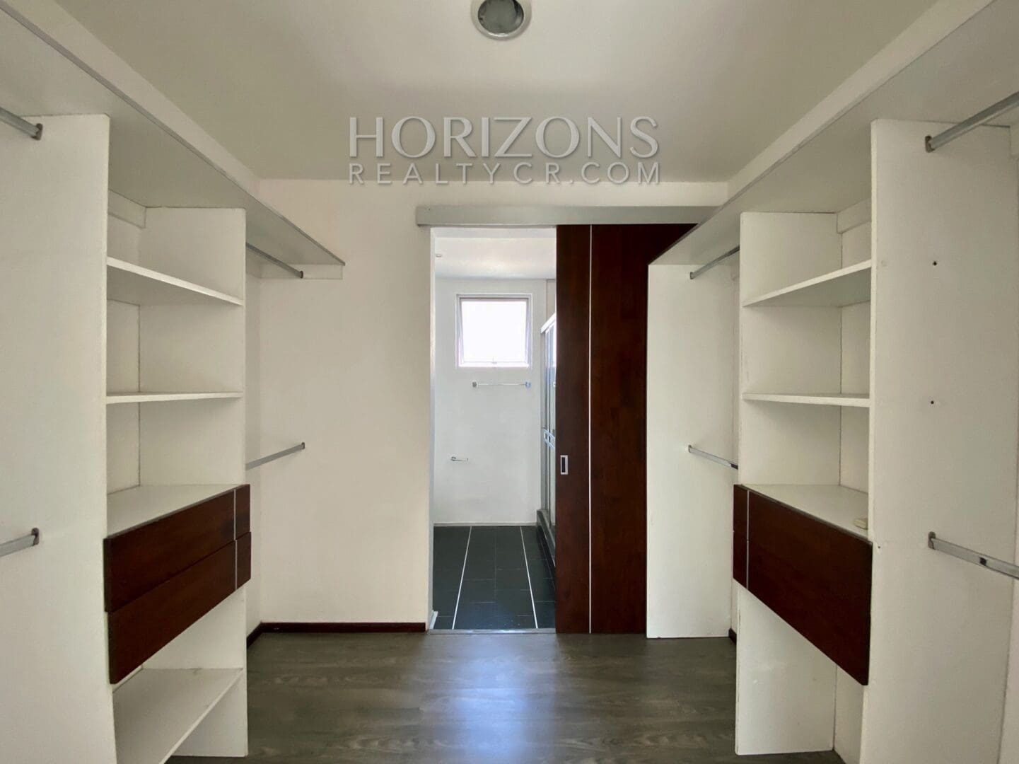 SE VENDE EN SANTA ANA APARTAMENTO CON LINEA BLANCA Y PATIO EN CONDOMINIO njv15