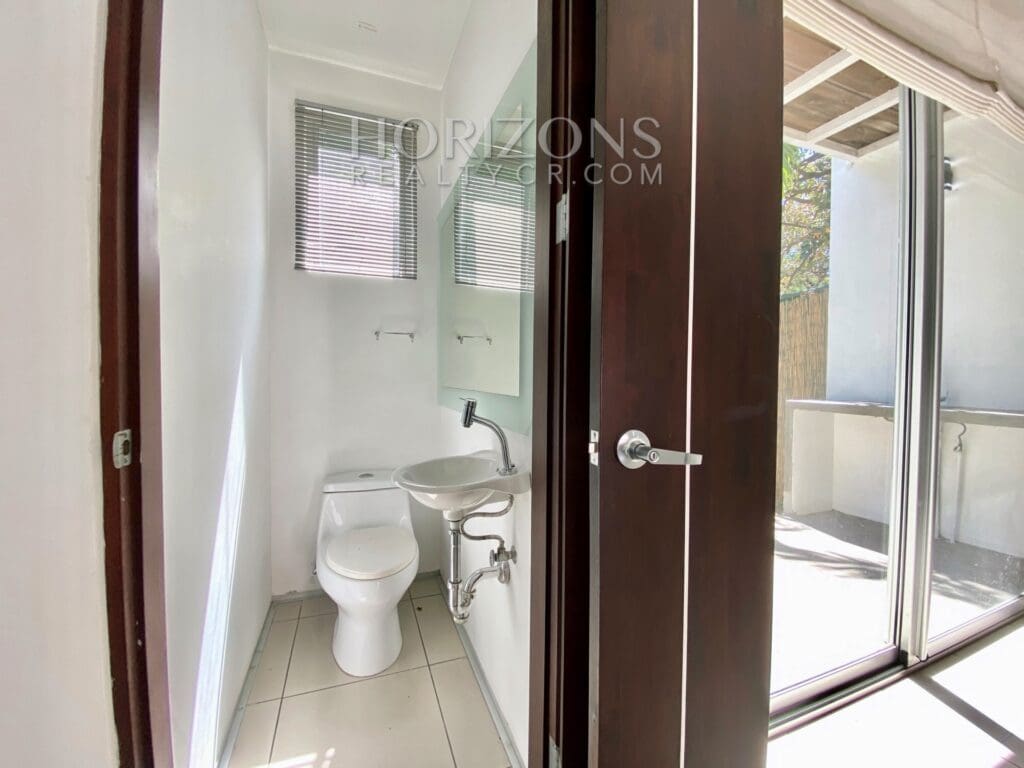 SE VENDE EN SANTA ANA APARTAMENTO CON LINEA BLANCA Y PATIO EN CONDOMINIO njv15