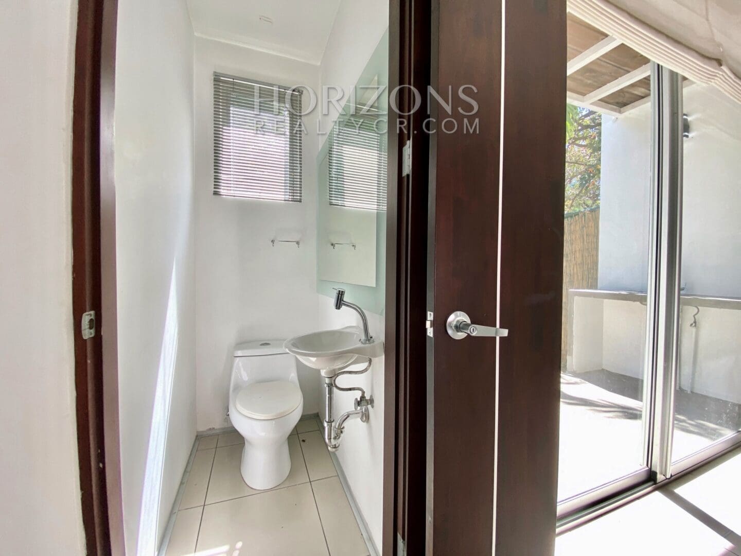 SE VENDE EN SANTA ANA APARTAMENTO CON LINEA BLANCA Y PATIO EN CONDOMINIO njv15