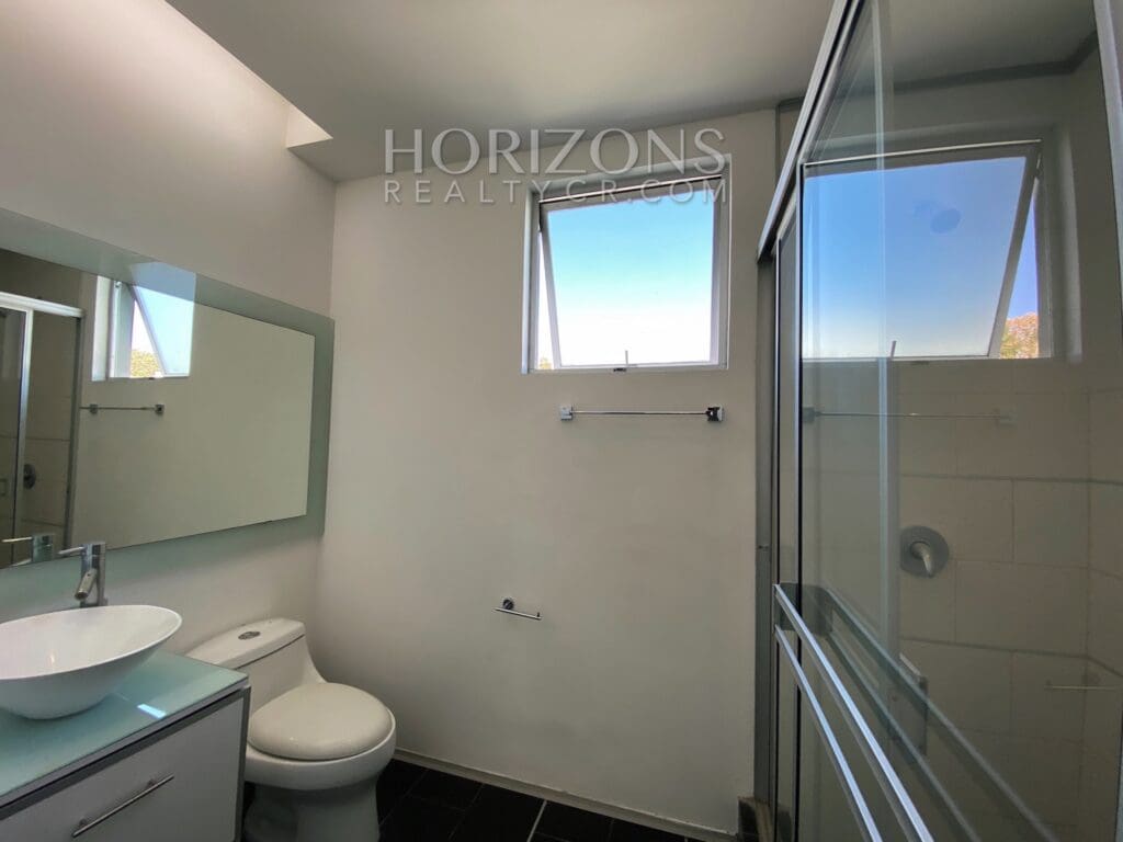 SE VENDE EN SANTA ANA APARTAMENTO CON LINEA BLANCA Y PATIO EN CONDOMINIO njv15