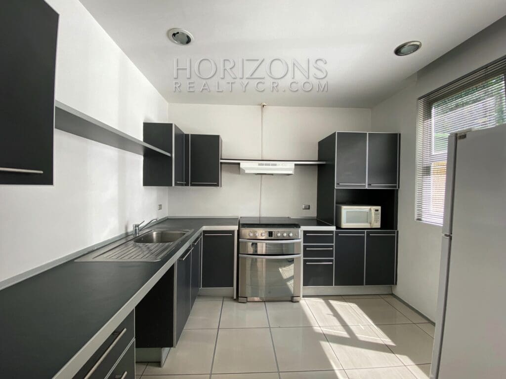 SE VENDE EN SANTA ANA APARTAMENTO CON LINEA BLANCA Y PATIO EN CONDOMINIO njv15