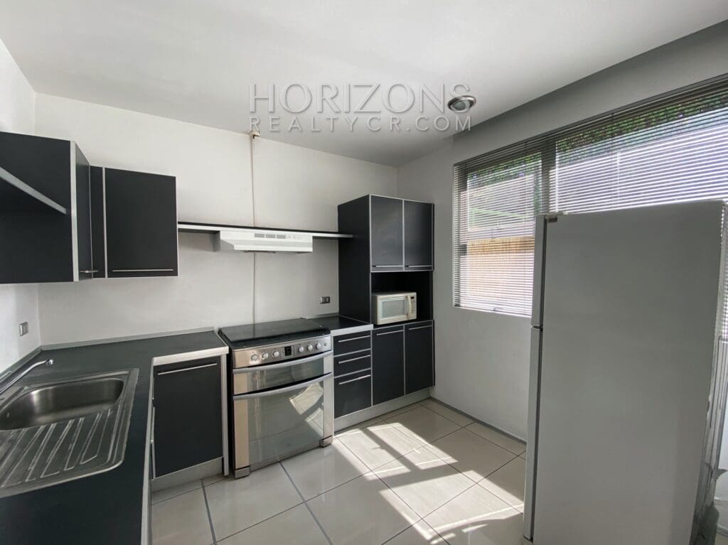 SE VENDE EN SANTA ANA APARTAMENTO CON LINEA BLANCA Y PATIO EN CONDOMINIO njv15