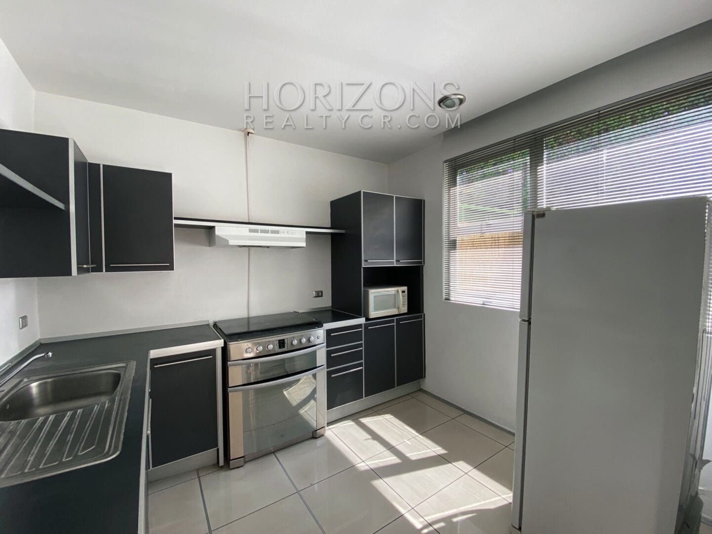 SE VENDE EN SANTA ANA APARTAMENTO CON LINEA BLANCA Y PATIO EN CONDOMINIO njv15