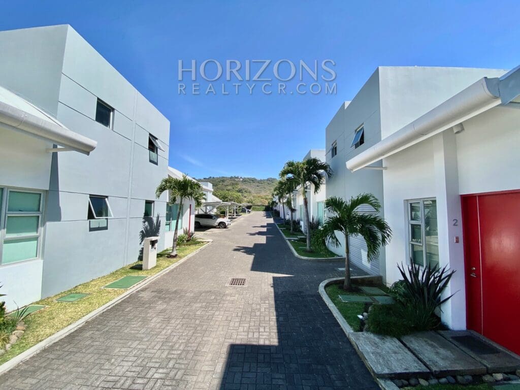 Se Vende En Santa Ana Apartamento Con Linea Blanca Y Patio En Condominio Njv15