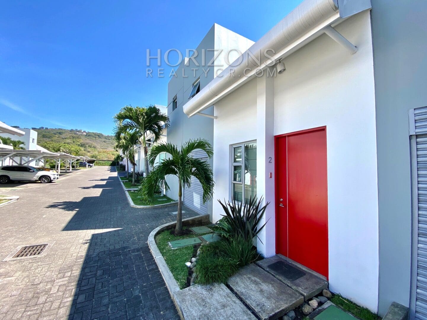 SE VENDE EN SANTA ANA APARTAMENTO CON LINEA BLANCA Y PATIO EN CONDOMINIO njv15