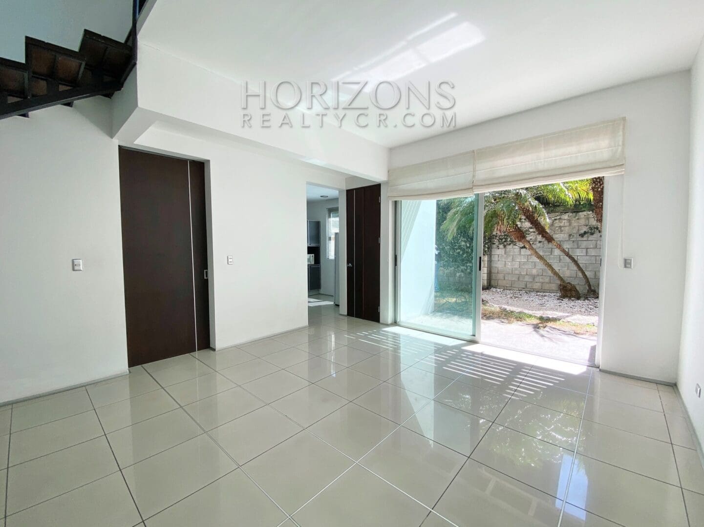 SE VENDE EN SANTA ANA APARTAMENTO CON LINEA BLANCA Y PATIO EN CONDOMINIO njv15