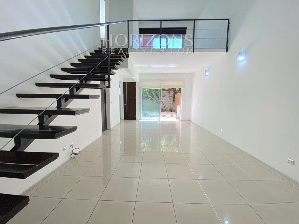 SE VENDE EN SANTA ANA APARTAMENTO CON LINEA BLANCA Y PATIO EN CONDOMINIO njv15