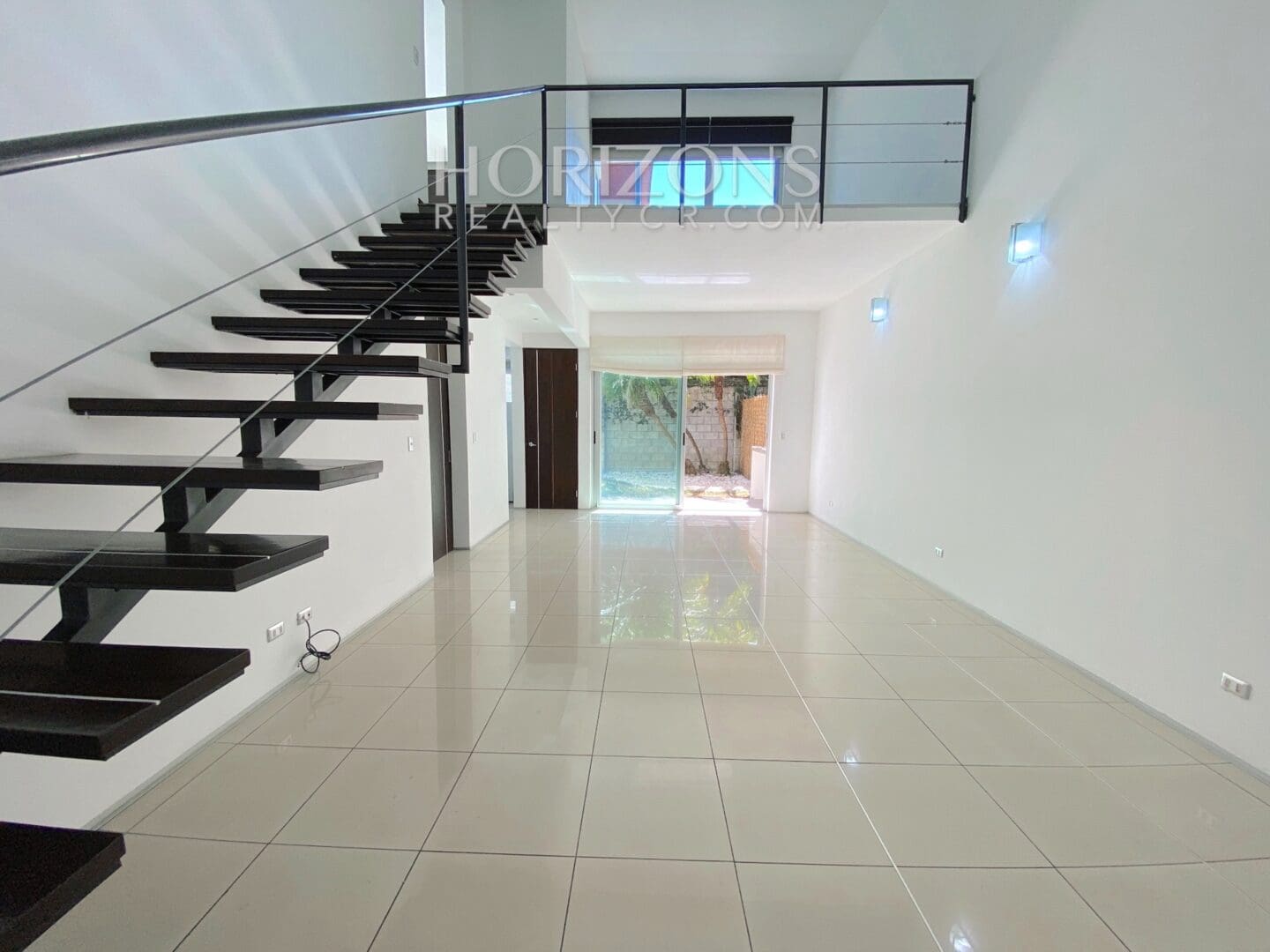SE VENDE EN SANTA ANA APARTAMENTO CON LINEA BLANCA Y PATIO EN CONDOMINIO njv15