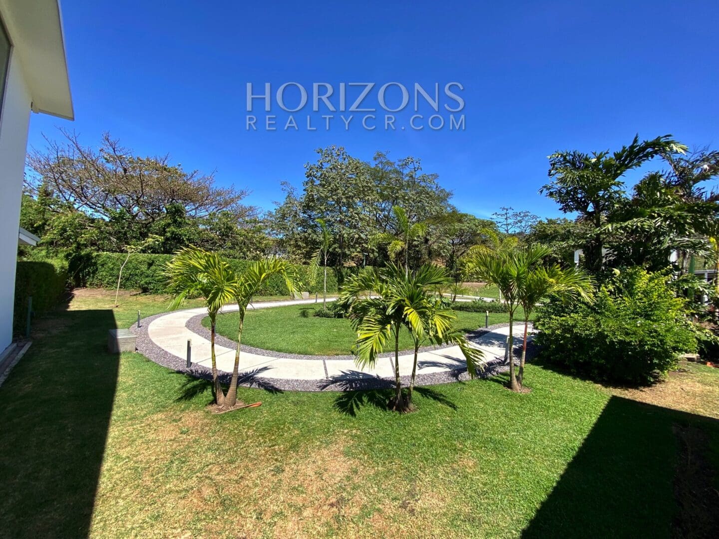 SE VENDE EN SANTA ANA APARTAMENTO CON LINEA BLANCA Y PATIO EN CONDOMINIO njv15
