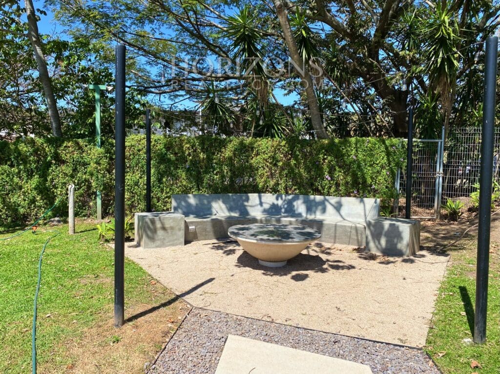 SE VENDE EN SANTA ANA APARTAMENTO CON LINEA BLANCA Y PATIO EN CONDOMINIO njv15