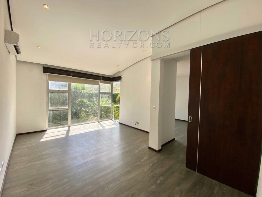 SE VENDE EN SANTA ANA APARTAMENTO CON LINEA BLANCA Y PATIO EN CONDOMINIO njv15