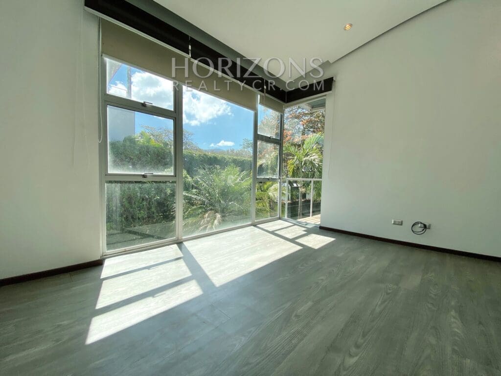 SE VENDE EN SANTA ANA APARTAMENTO CON LINEA BLANCA Y PATIO EN CONDOMINIO njv15