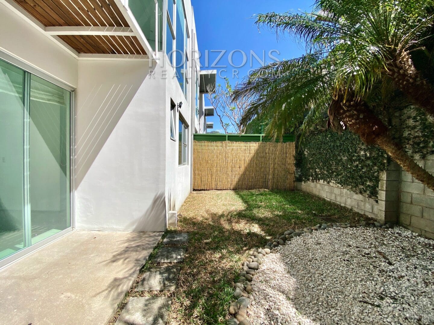 SE VENDE EN SANTA ANA APARTAMENTO CON LINEA BLANCA Y PATIO EN CONDOMINIO njv15