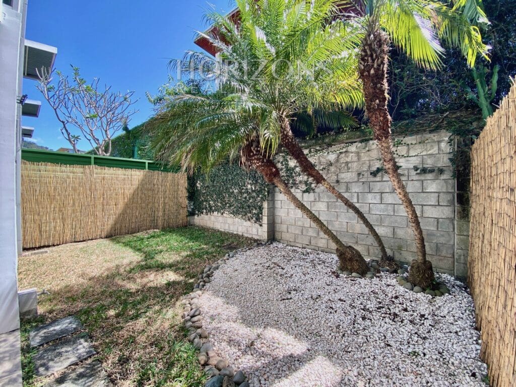 SE VENDE EN SANTA ANA APARTAMENTO CON LINEA BLANCA Y PATIO EN CONDOMINIO njv15