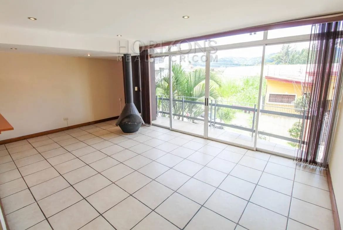 Se Alquila Casa Independiente con Patio en Curridabat 3 Habitaciones + Sala tv noj584