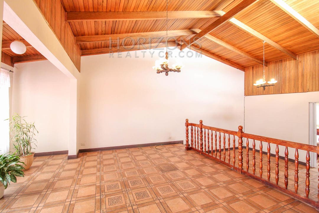 CASA INDEPENDIENTE EN MORAVIA 5 HABITACIONES / TERRAZA noj606