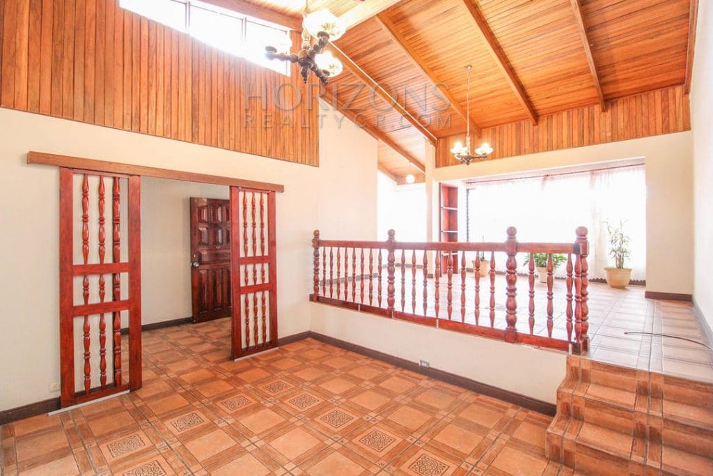 CASA INDEPENDIENTE EN MORAVIA 5 HABITACIONES / TERRAZA noj606