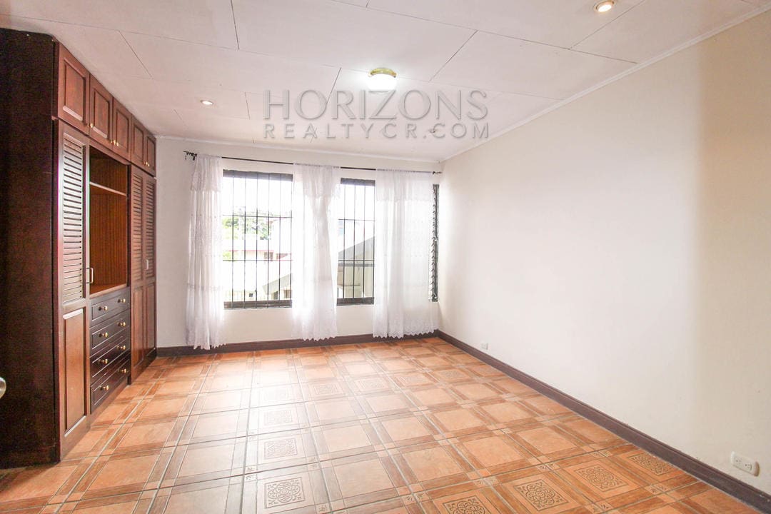 CASA INDEPENDIENTE EN MORAVIA 5 HABITACIONES / TERRAZA noj606