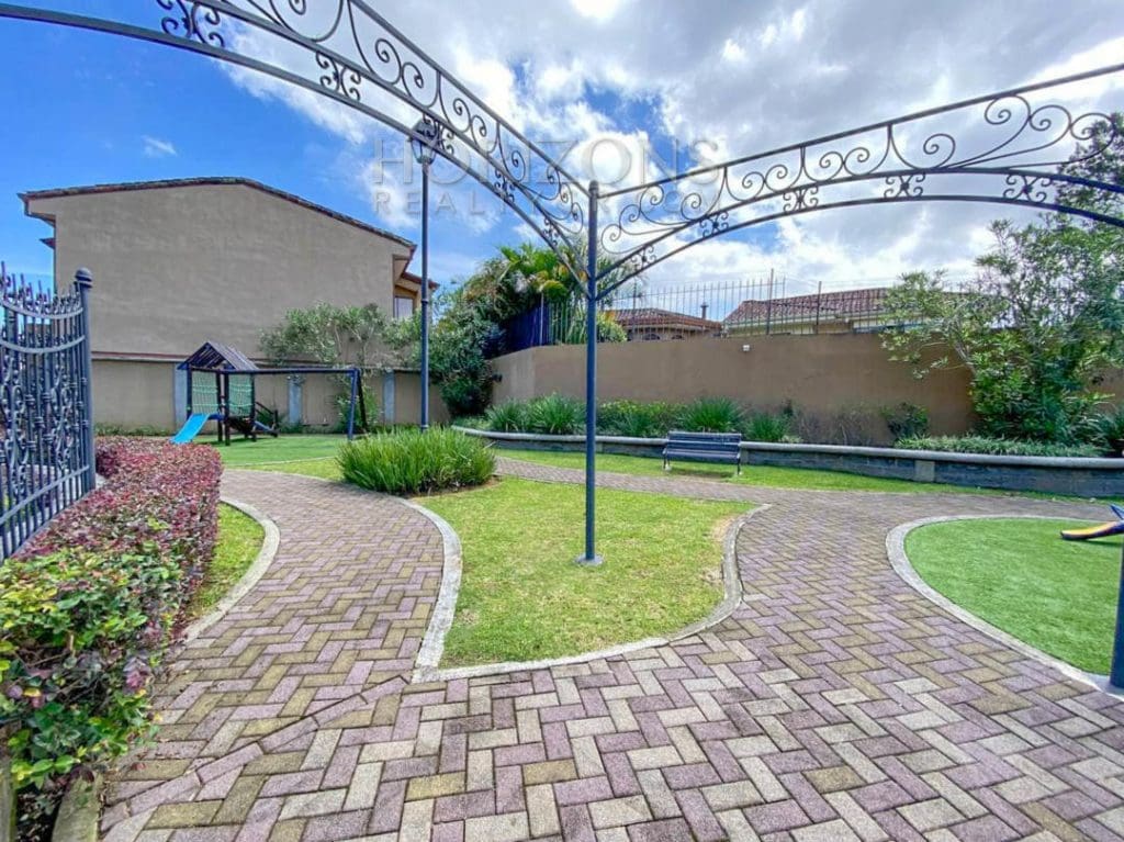Se Vende Casa en Condominio Colonia del Roble En Guayabos Curridabat 3 Habitaciones y Patio nja1167