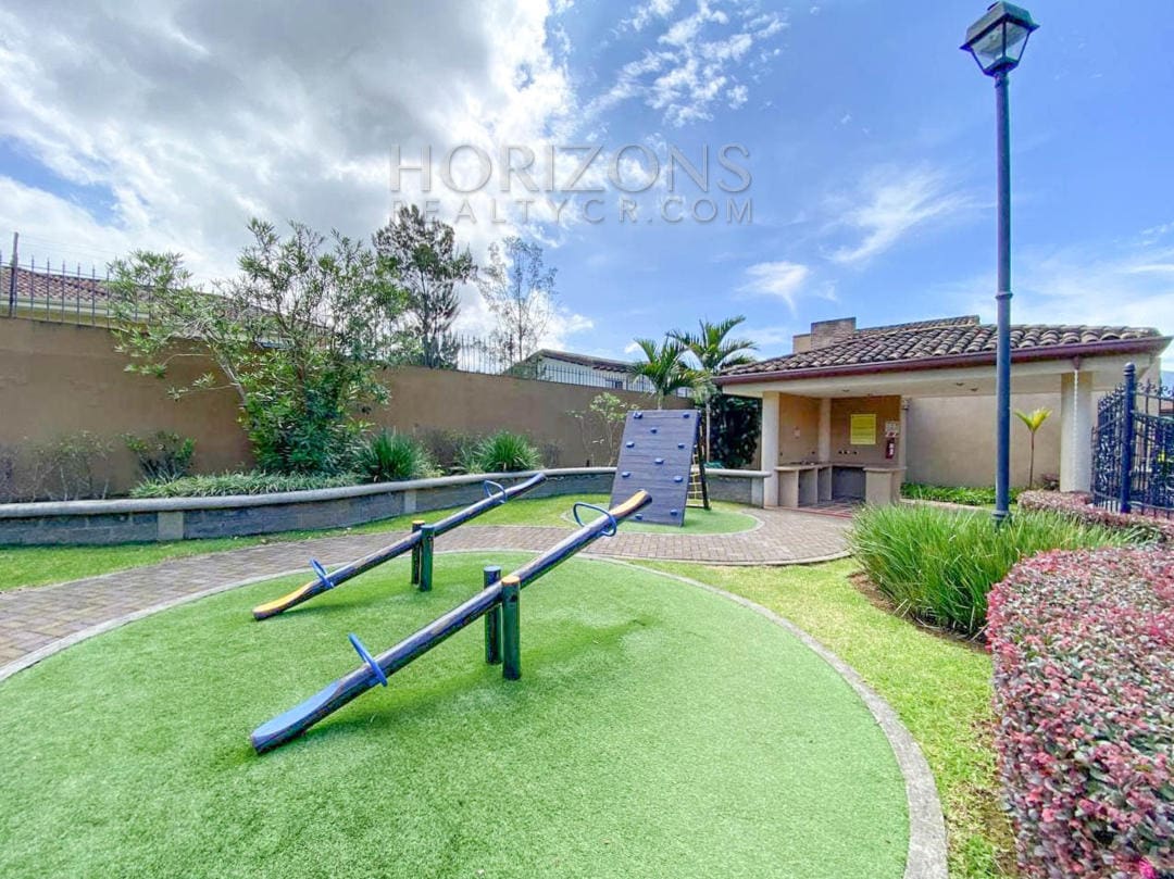 Se Vende Casa en Condominio Colonia del Roble En Guayabos Curridabat 3 Habitaciones y Patio nja1167