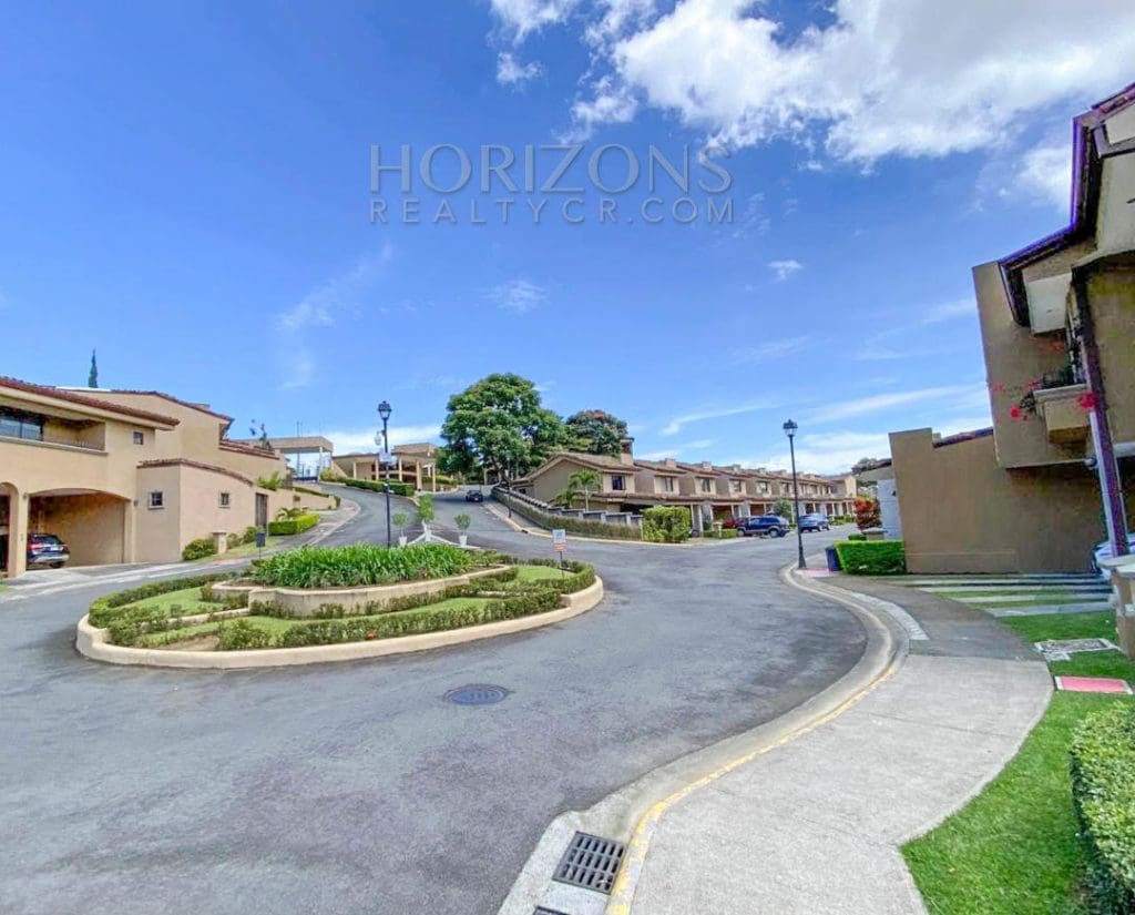Se Vende Casa en Condominio Colonia del Roble En Guayabos Curridabat 3 Habitaciones y Patio nja1167