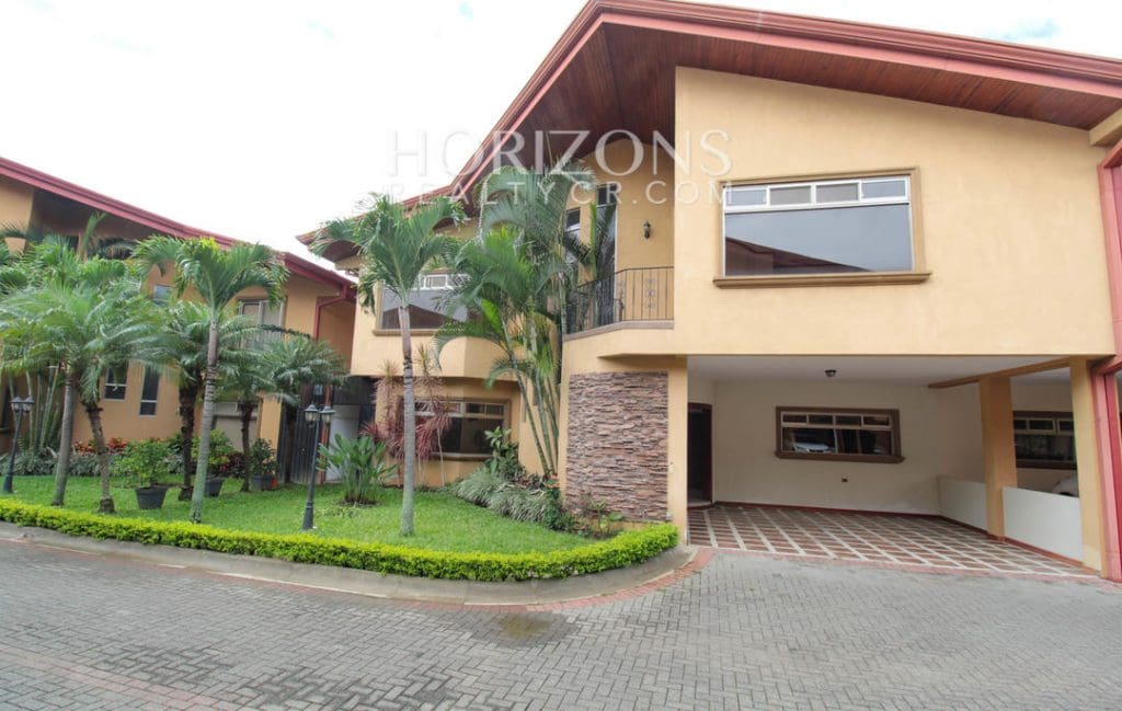 Venta En Escazú Amplia Casa 349M2 De 3 Habitaciones Con Patio En Condominio En Escazu Njv29
