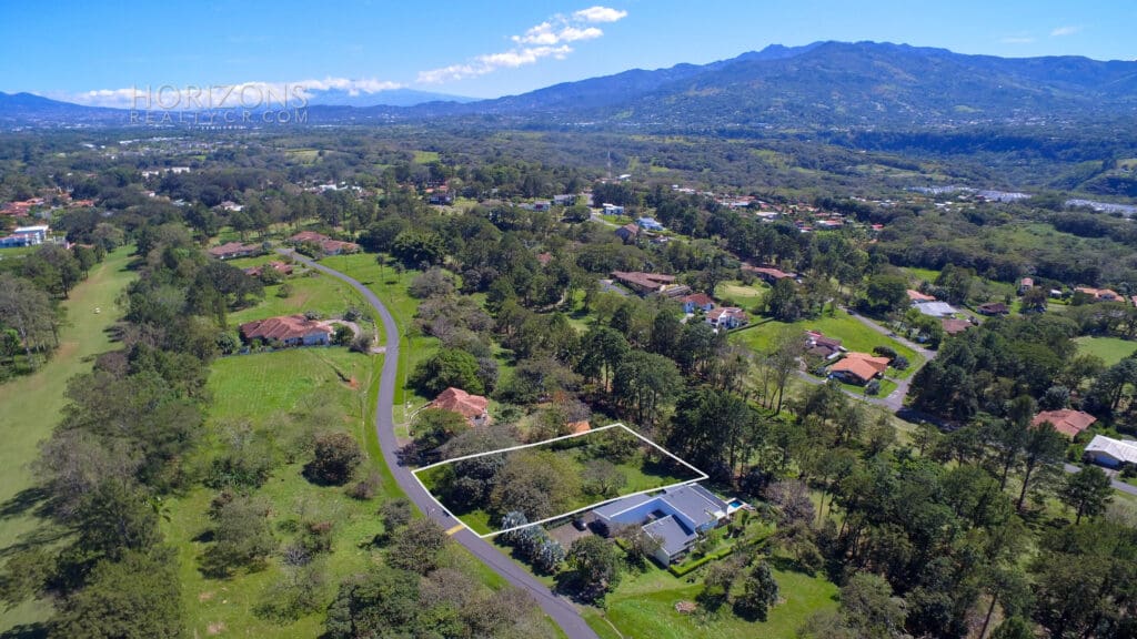 Lote De 2534M² En Residencial Los Reyes Guacima Alajuela Nja894