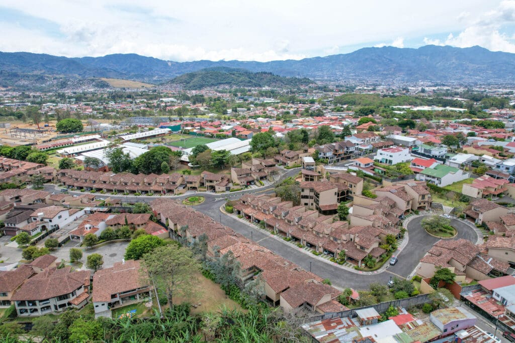 VENTA CASA CURRIDABAT EN CONDOMINIO CON SALA DE TV noj632