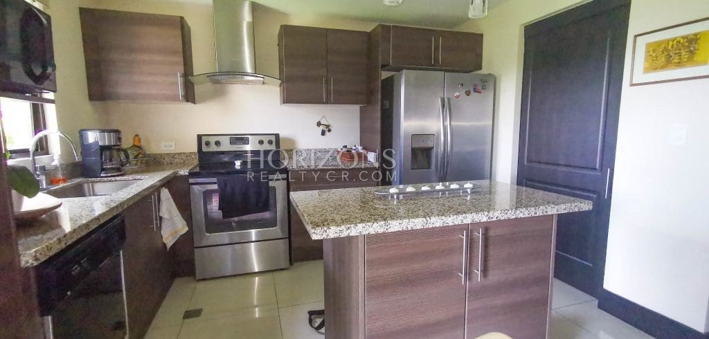 APARTAMENTO EN VENTA 3 HAB CON PATIO CONDOMINIO BRASIL SANTA ANA njv35