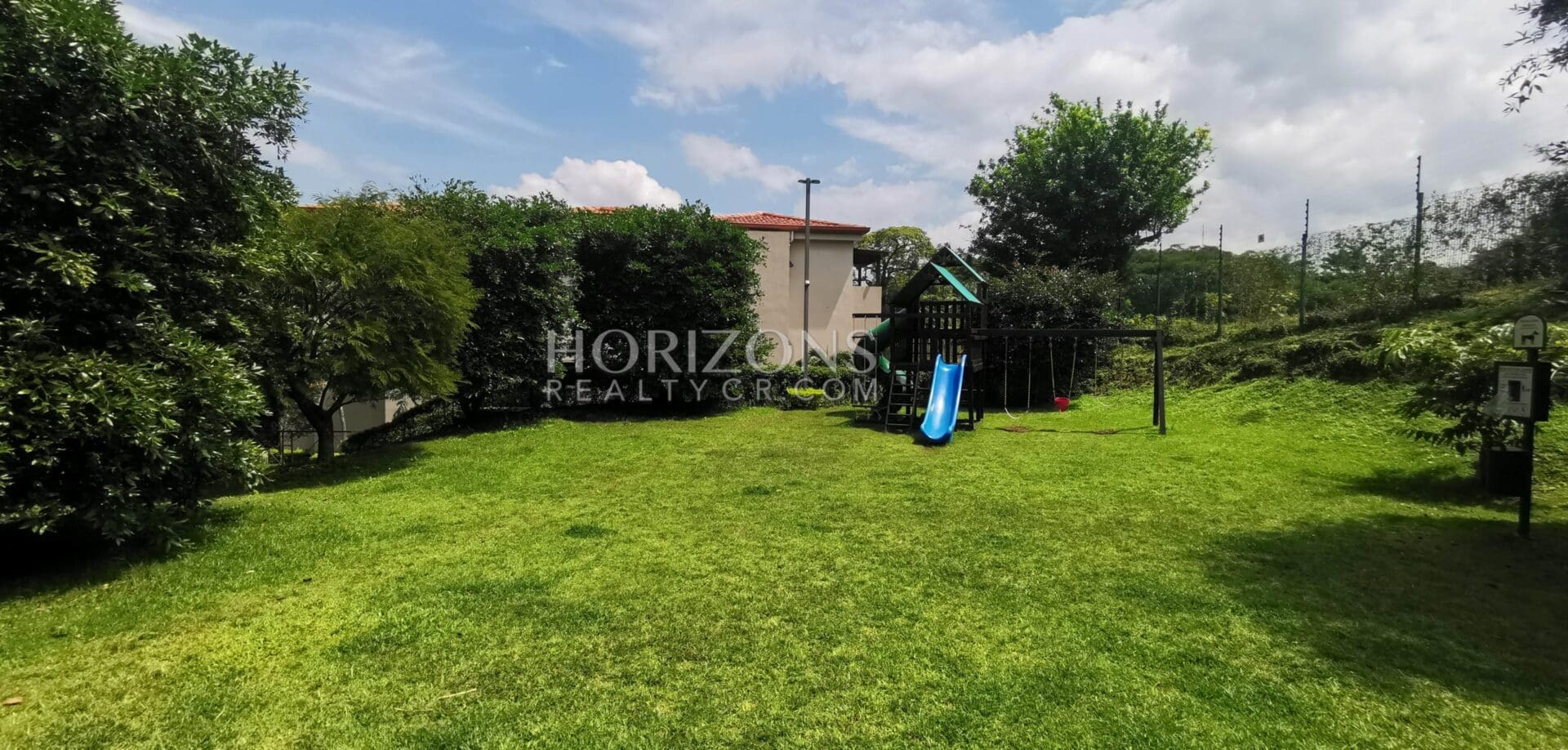 APARTAMENTO EN VENTA 3 HAB CON PATIO CONDOMINIO BRASIL SANTA ANA njv35