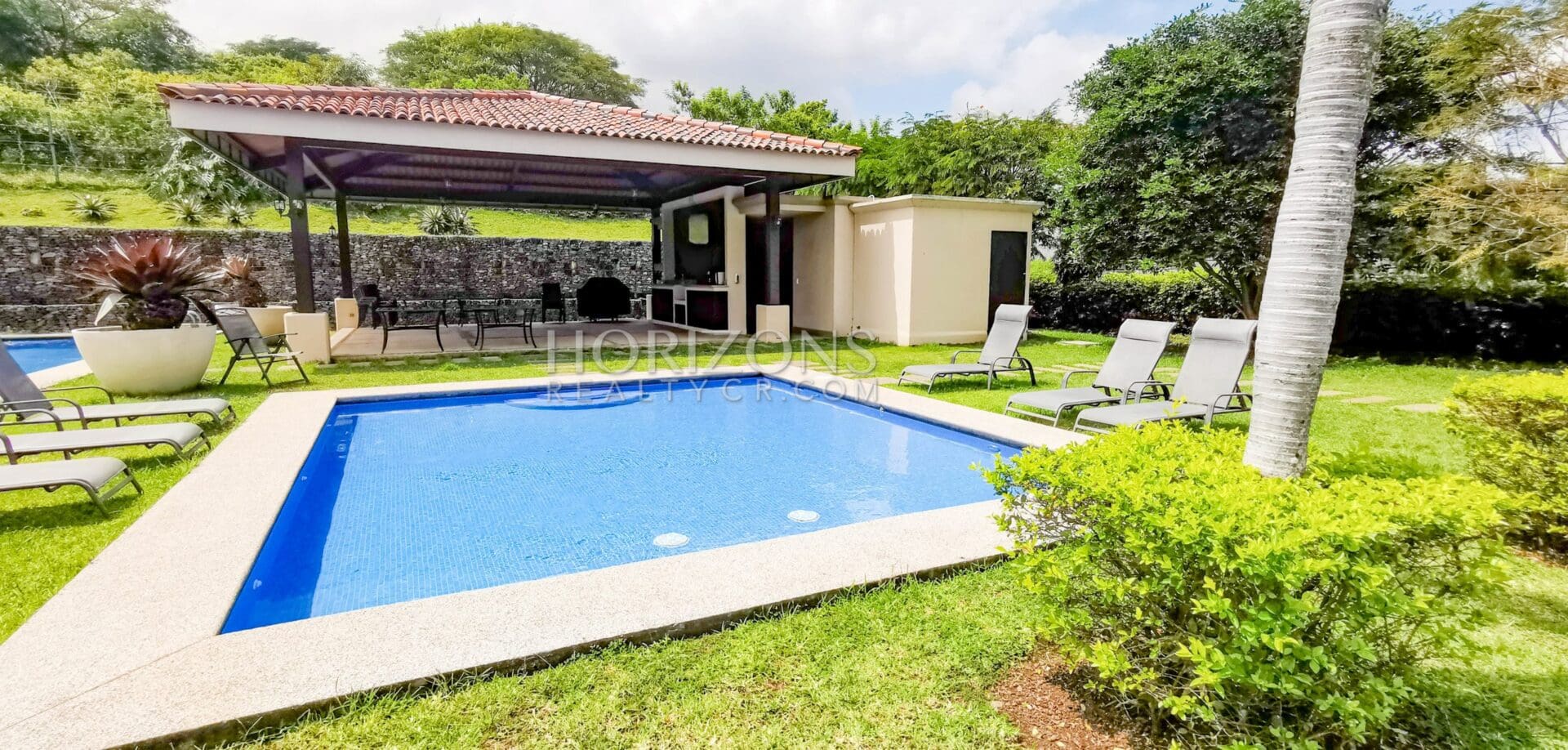 APARTAMENTO EN VENTA 3 HAB CON PATIO CONDOMINIO BRASIL SANTA ANA njv35