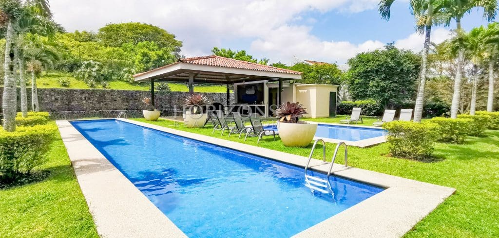 APARTAMENTO EN VENTA 3 HAB CON PATIO CONDOMINIO BRASIL SANTA ANA njv35