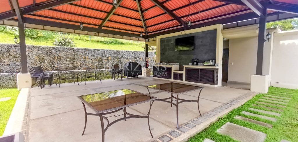 APARTAMENTO EN VENTA 3 HAB CON PATIO CONDOMINIO BRASIL SANTA ANA njv35