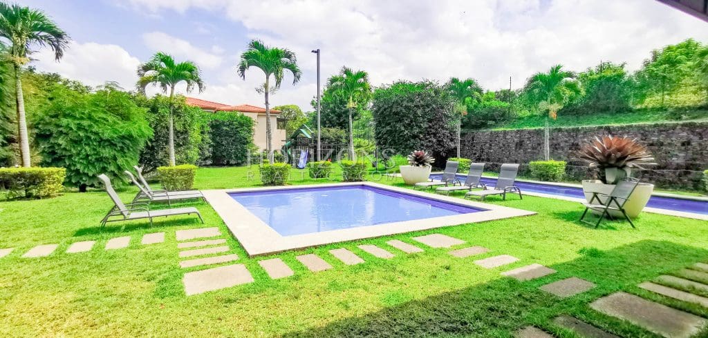 APARTAMENTO EN VENTA 3 HAB CON PATIO CONDOMINIO BRASIL SANTA ANA njv35