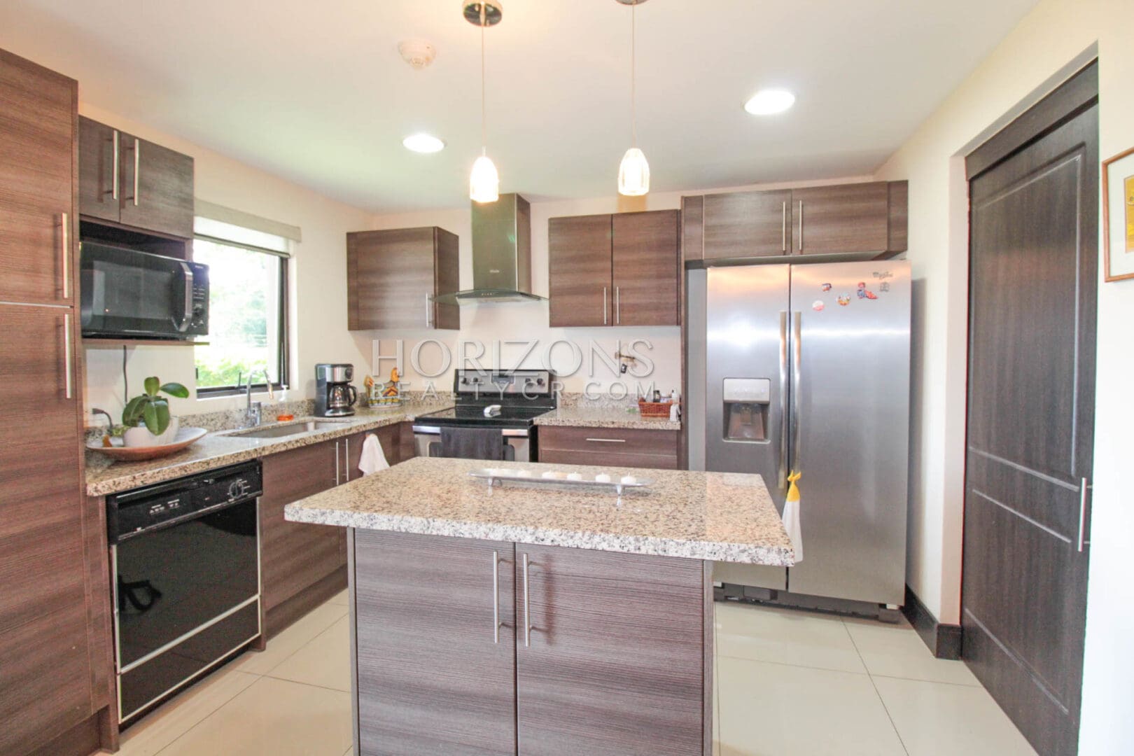 APARTAMENTO EN VENTA 3 HAB CON PATIO CONDOMINIO BRASIL SANTA ANA njv35